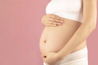 亚洲中国孕妇在单色背景前的特写