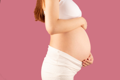 亚洲中国孕妇在单色背景前的特写