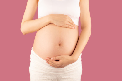 亚洲中国孕妇在单色背景前的特写