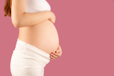 亚洲中国孕妇在单色背景前的特写