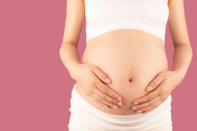 亚洲中国孕妇在单色背景前的特写