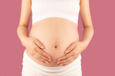 亚洲中国孕妇在单色背景前的特写