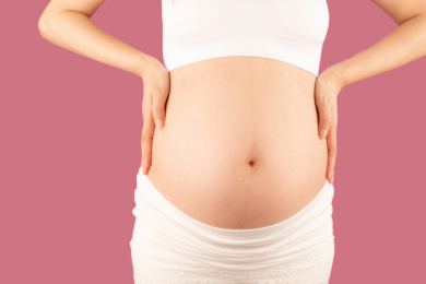 亚洲中国孕妇在单色背景前的特写