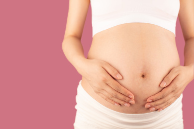 亚洲中国孕妇在单色背景前的特写