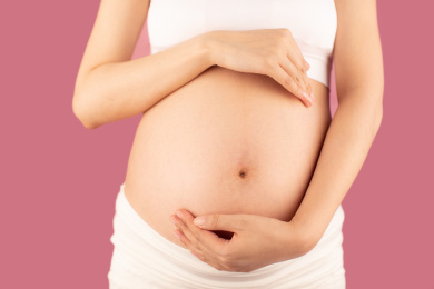 亚洲中国孕妇在单色背景前的特写