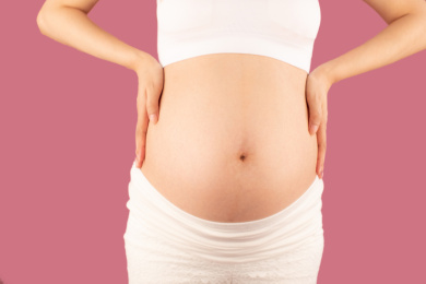 亚洲中国孕妇在单色背景前的特写