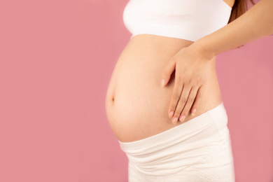 亚洲中国孕妇在单色背景前的特写