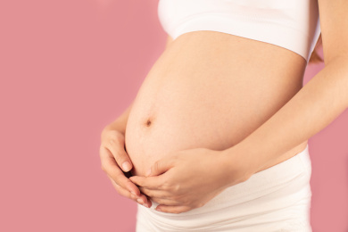 亚洲中国孕妇在单色背景前的特写