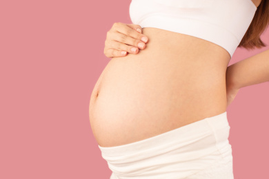 亚洲中国孕妇在单色背景前的特写