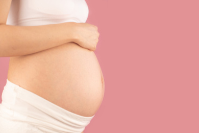 亚洲中国孕妇在单色背景前的特写