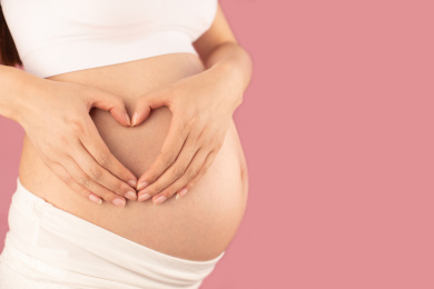 亚洲中国孕妇在单色背景前的特写