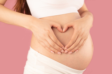 亚洲中国孕妇在单色背景前的特写