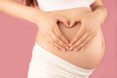 亚洲中国孕妇在单色背景前的特写