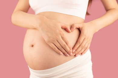 亚洲中国孕妇在单色背景前的特写