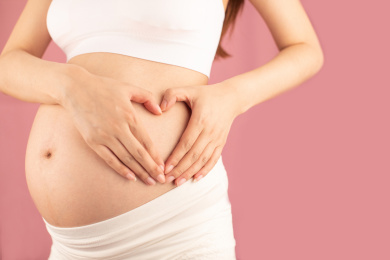 亚洲中国孕妇在单色背景前的特写