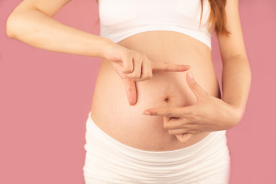 亚洲中国孕妇在单色背景前的特写