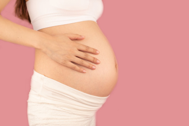 亚洲中国孕妇在单色背景前的特写