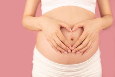 亚洲中国孕妇在单色背景前的特写