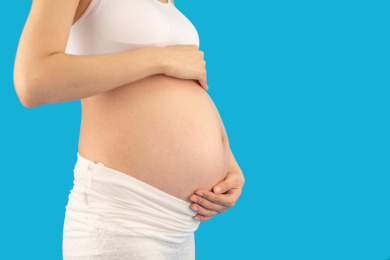 亚洲中国孕妇在单色背景前的特写