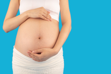 亚洲中国孕妇在单色背景前的特写