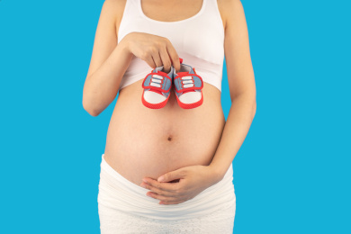 亚洲中国孕妇在单色背景前的特写