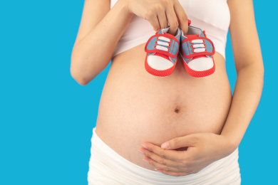 亚洲中国孕妇在单色背景前的特写