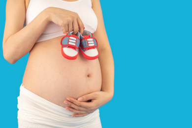 亚洲中国孕妇在单色背景前的特写