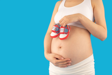 亚洲中国孕妇在单色背景前的特写