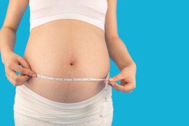 亚洲中国孕妇在单色背景前的特写