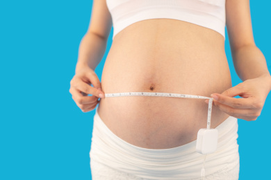 亚洲中国孕妇在单色背景前的特写