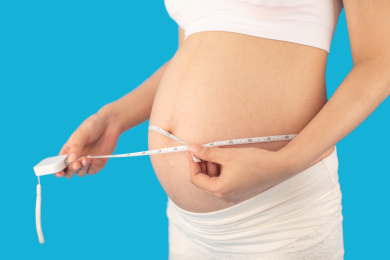 亚洲中国孕妇在单色背景前的特写