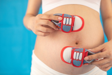 亚洲中国孕妇在单色背景前的特写