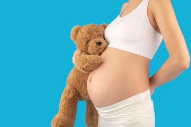 亚洲中国孕妇在单色背景前的特写