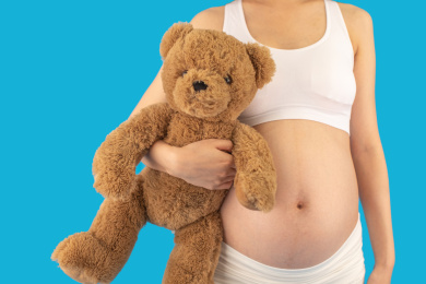 亚洲中国孕妇在单色背景前的特写