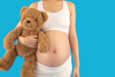 亚洲中国孕妇在单色背景前的特写