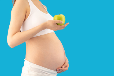 亚洲中国孕妇在单色背景前的特写