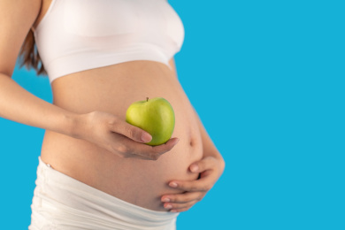 亚洲中国孕妇在单色背景前的特写