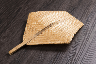 编织精细的夏季常用竹编扇子