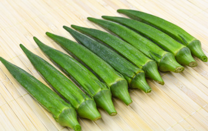  整齐地摆在竹盖帘上的绿色蔬菜秋葵