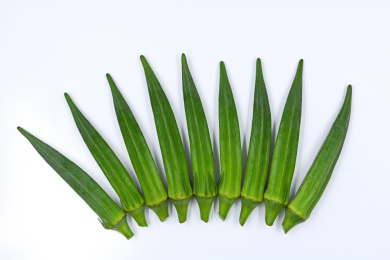 扇形摆在白色背景上的绿色蔬菜秋葵