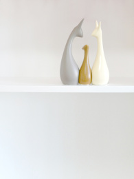 白色的隔板上摆放着的北欧瓷器摆件三口鹿三件套