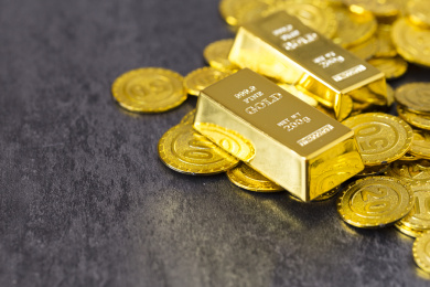 黄金金币与灰色背景金融类静物特写