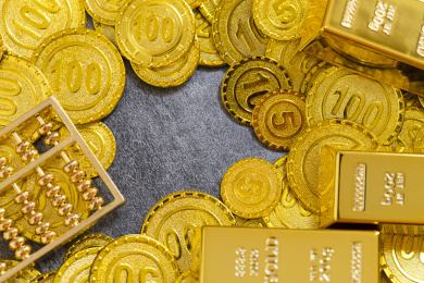 黄金金币与灰色背景金融类静物特写