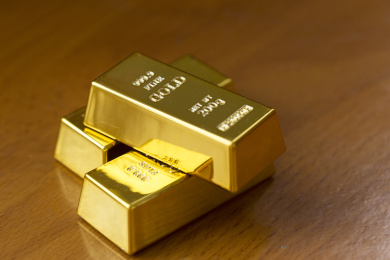 放在桌子上的金块静物特写