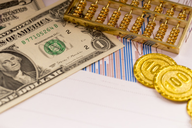 黄金金币与经济数据报表背景金融类静物特写