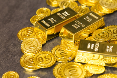 黄金金币与灰色背景金融类静物特写