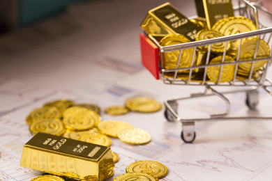 黄金金币与经济数据报表背景金融类静物特写