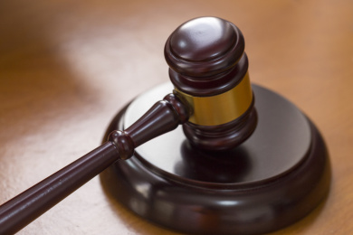 放在桌上的法官槌静物特写