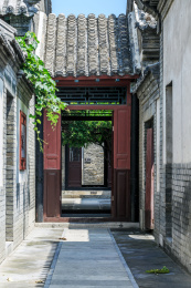 中国山东省潍坊市十笏园景区老巷子里的中式门楼
