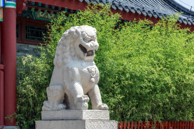 绿竹林前的石狮子，中国山东省潍坊市十笏园